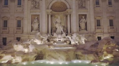 Roma'da ışıklar açık ünlü trevi çeşmesi
