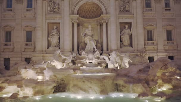Słynna fontanna di Trevi z oświetleniem w Rzymie — Wideo stockowe