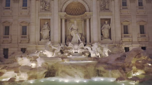 Der berühmte trevi-brunnen mit beleuchtung in rom — Stockvideo