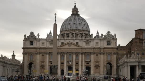 Σύννεφα πάνω από την πλατεία του Αγίου Πέτρου στην πόλη του Βατικανού — Αρχείο Βίντεο