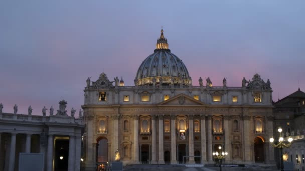 Θέα στο ηλιοβασίλεμα του Αγίου Πίτερς στην πόλη του Βατικανού — Αρχείο Βίντεο