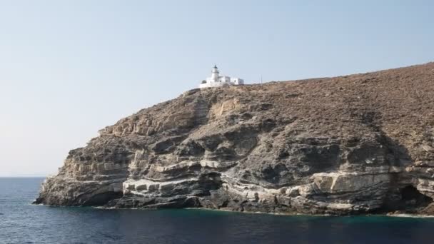 Faro en una isla griega en el mar Mediterráneo — Vídeos de Stock