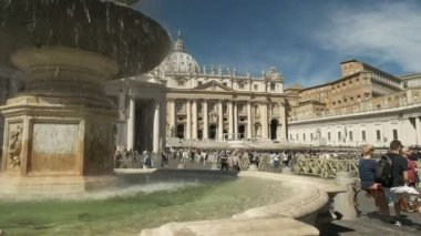 Roma, İtalya- 6 Eylül 2016: Vatikan'ın St Peters kentinde bir çeşmenin sabah çekimi