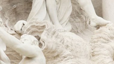 roma'da trevi çeşmesinde oceanus heykeli nin yakın eğim çekimi