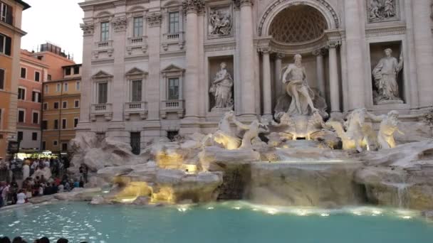 游客在特雷维喷泉在罗马与灯打开 — 图库视频影像