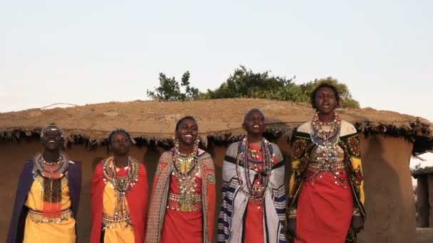 Five maasai women singing and dancing in a village near maasai mara — Stock Video
