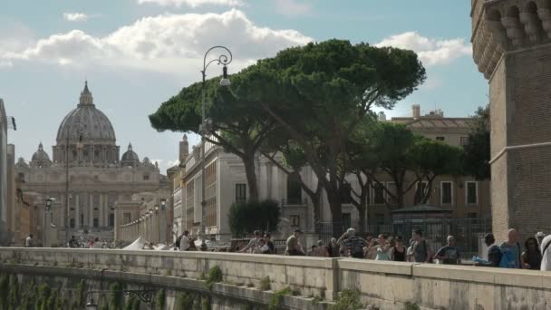 Rom, Italien-september, 6, 2016: Peterskyrkan från Castel Santangelo i Rom — Stockvideo