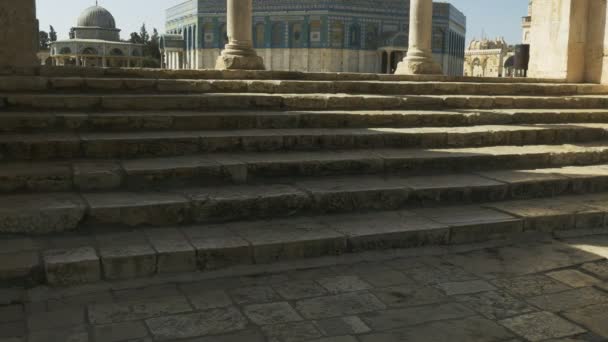 Kudüs 'te birkaç kemer tarafından çerçeveli kaya kubbesi — Stok video