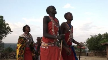 Maasai Mara dans yakınlarındaki bir köyden maasaı kadın ve erkek bir grup düşük açı çekim