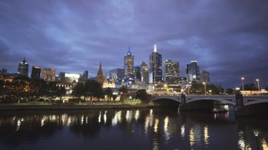 Yarra Nehri ve Melbourne şehir gece geniş açı görünümü