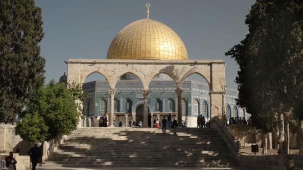 Escalones que conducen a la cúpula de la mezquita de roca en jerusalem — Vídeo de stock