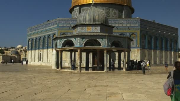Inclinación hacia arriba tiro de la cúpula de la cadena y la cúpula de las mezquitas de roca en jerusalem — Vídeo de stock