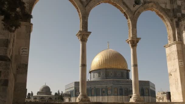 Dome of the rock mosque framed by arches in jerusalem — Stock Video