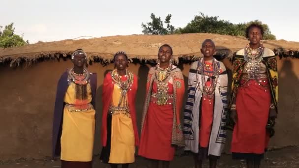 fünf Massai-Frauen singen in einem Dorf in der Nähe der Mara