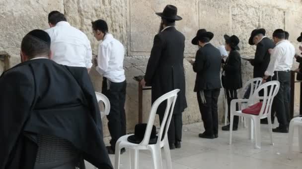 ortodox zsidó imádók imádkoznak a nyugati falon Jeruzsálemben