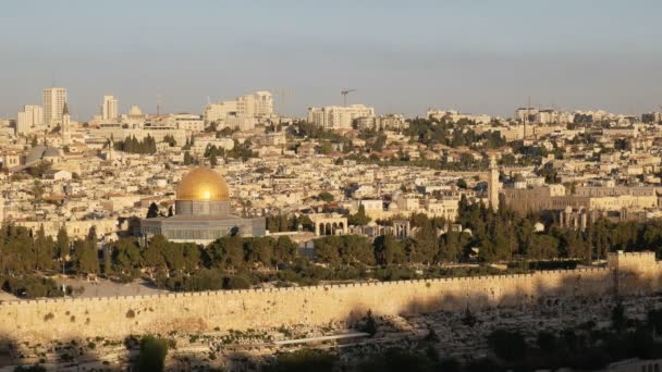 Kopuła skalnego meczetu o wschodzie słońca w Jerozolimie — Wideo stockowe