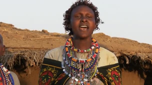 Närbild av en Maasai kvinna i grön sång — Stockvideo