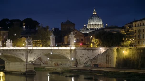 罗马,意大利 - 2016年9月6日:罗马圣彼得斯大教堂和提伯河的夜景拍摄 — 图库视频影像
