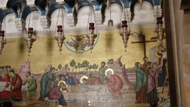Zoom em tiro de um mosaico ortodoxo grego moderno na igreja do sepulcro sagrado em jerusalem — Vídeo de Stock