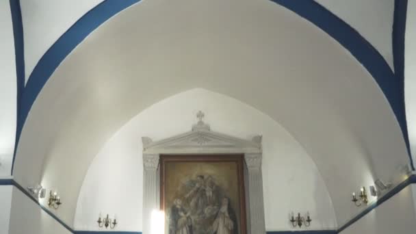 CHORA, MYKONOS, GREECE- SEPTEMBER, 13,2016: close up of the interior of a catholic church on mykonos — стоковое видео