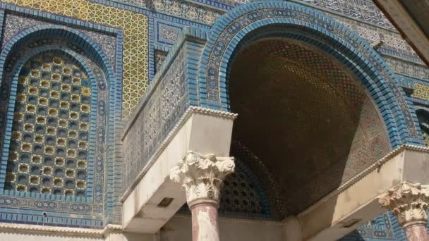Primer plano de una entrada arqueada a la cúpula de la mezquita de roca en jerusalem — Vídeos de Stock