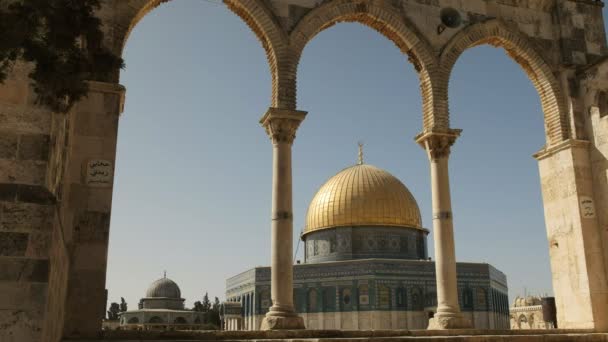 Islamska kopuła kamienny Meczet otoczony trzema łukami w Jerozolimie — Wideo stockowe