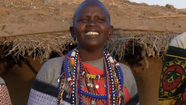 nedaleko masajské ženy zpívající ve vesnici blízko maskai Mara