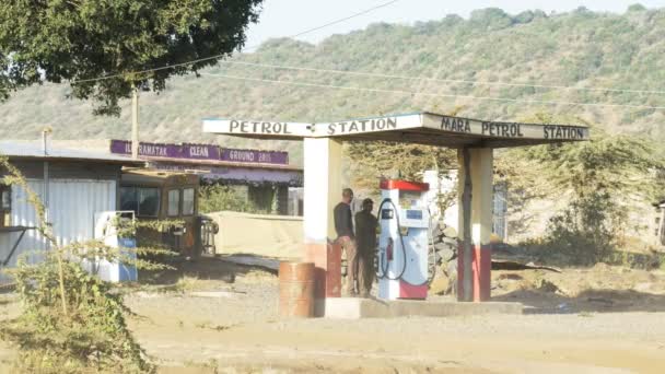 Narok, Kenya-augusti, 28, 2016: en guide köper bränsle från en bensinstation i Mara, Kenya — Stockvideo