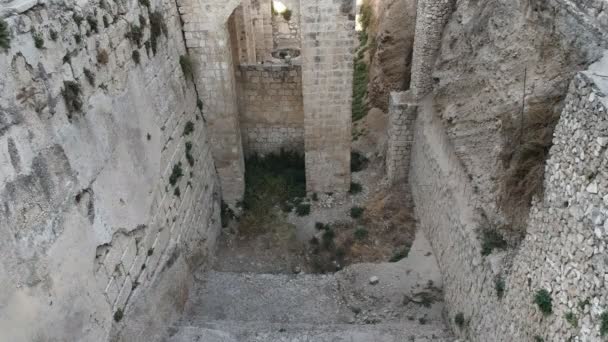 Närbild av poolen av Bethesda-ruinerna i Jerusalem — Stockvideo