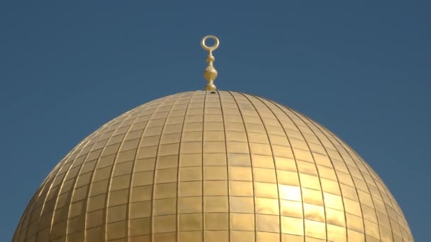 Primer plano de la cúpula dorada de la mezquita de roca en jerusalem — Vídeos de Stock