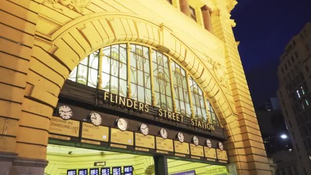 MELBOURNE, AUSTRALIA-NOVIEMBRE, 12, 2016: primer plano de la estación de la calle flinders en melbourne por la noche — Vídeos de Stock