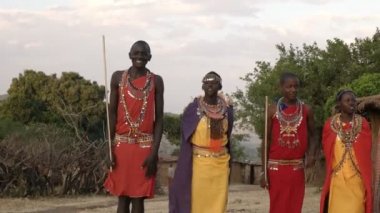 Narok, Kenya-Ağustos, 28, 2016: Maasai kadın ve erkek şarkı ve dans