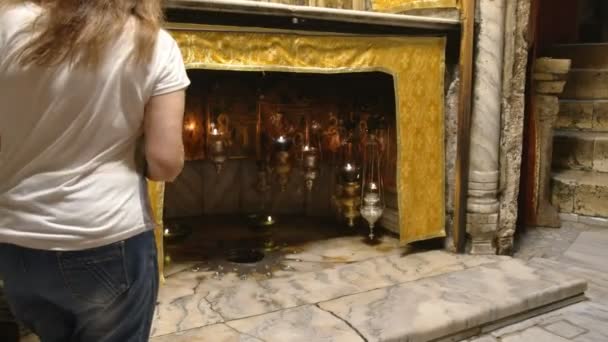 베들레헴, 팔레스타인 - 2016년 9월 22일: 예배자가 베들레헴에서 탄생한 교회에서 무릎을 꿇고 — 비디오