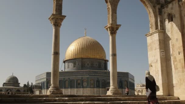 一个女人爬上台阶走向岩石的圆顶，耶路撒冷 — 图库视频影像