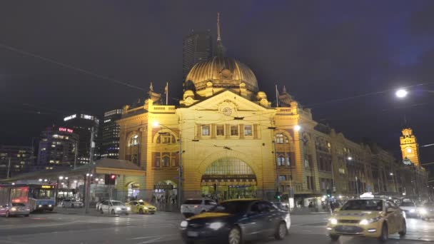 Flinders street station nachts in melbourne in victoria — Stockvideo