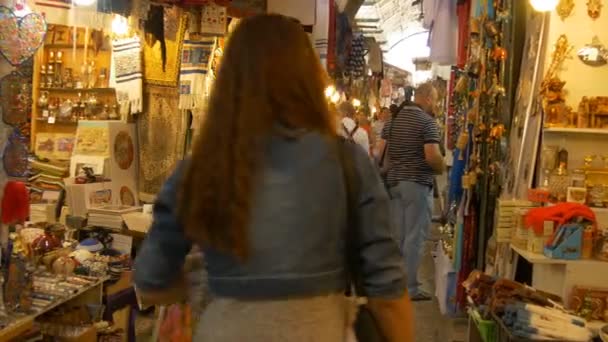 JERUSALEM, ISRAEL - 21 DE SEPTIEMBRE DE 2016: Caminando por los mercados en el barrio musulmán de jerusalem — Vídeo de stock