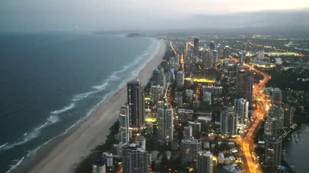 Blick in die Abenddämmerung vom q1-Gebäude auf das Surferparadies — Stockvideo