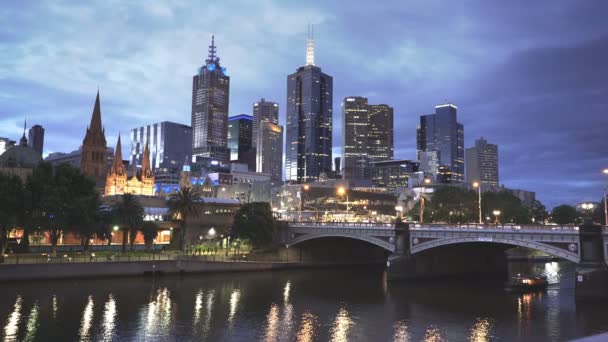 MELBOURNE, AUSTRALIA-12 NOVEMBRE 2016: ripresa notturna di un traghetto sul fiume yarra a Melbourne — Video Stock