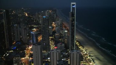 Surfers Paradise, Avustralya- Aralık 4, 2016: sörfçü cennetinin kuzeyine yakın gece görünümü