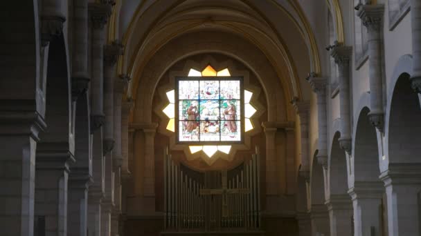 BETHLEHEM, PALESTINE- SEPTIEMBRE, 22 de septiembre de 2016: ventana en la iglesia de la Natividad en Belén — Vídeos de Stock