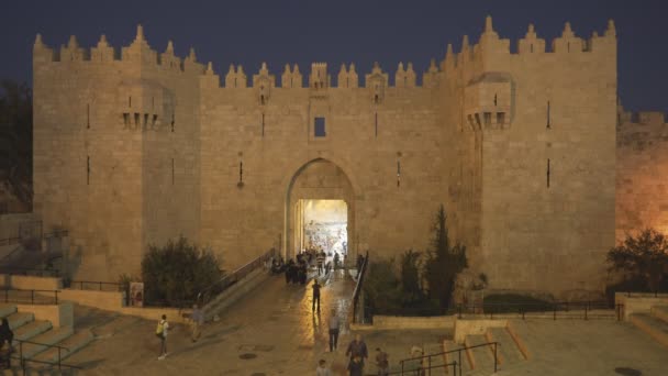 Jerusalem, israel- 21. september 2016: damascus gate in der dämmerung in der altstadt jerusalem — Stockvideo