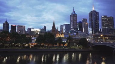 Melbourne, Avustralya-Kasım, 12, 2016: Yarra Nehri ve Melbourne merkezinin gece çekimi