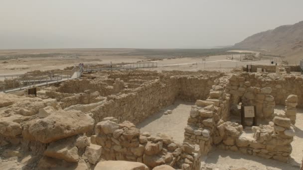 Weiter Blick auf die ausgegrabenen Bauruinen der Gemeinde bei Qumran — Stockvideo