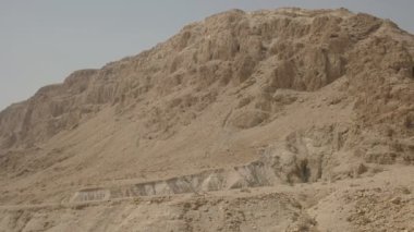 qumran ölü deniz parşömenleri içeren tepeler ve mağaralar panning görünümü