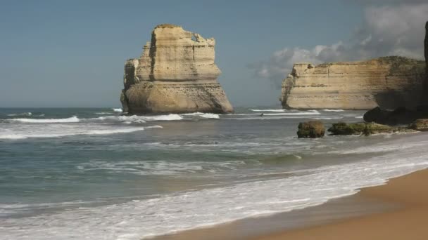 Rock formation viewed from gibsons steps beach at the twelve apostle on the great ocean road — Stock Video