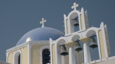 fira, santorini bir mavi kubbe ve dört kilise çanları düşük açı çekim