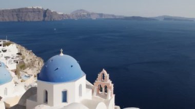 uzakta fira ile santorini üzerinde oia mavi kubbeli kilise