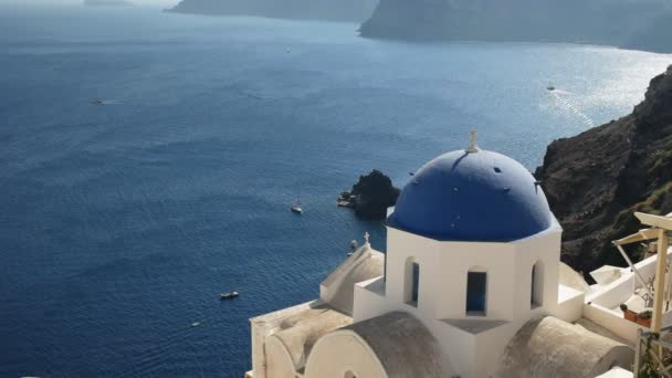 High Angle shot van een blauwe koepelvormige kerk in Oia, Santorini — Stockvideo