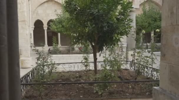 Gimbal tiro andando no pátio da igreja da natividade em belém — Vídeo de Stock