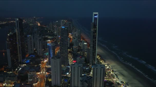 Nat udsigt over surfere paradis fra Q1 bygningen – Stock-video